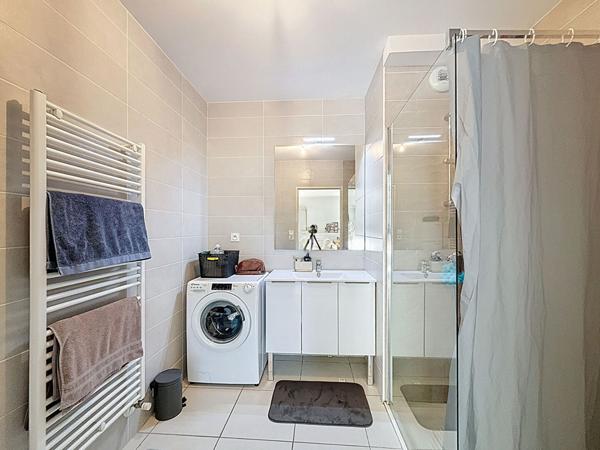 Au CENTRE VILLE de Meximieux, joli appartement T2 en rez-de-chaussée de jardin avec terrasse et garage.