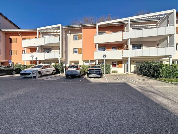 Au CENTRE VILLE de Meximieux, joli appartement T2 en rez-de-chaussée de jardin avec terrasse et garage.