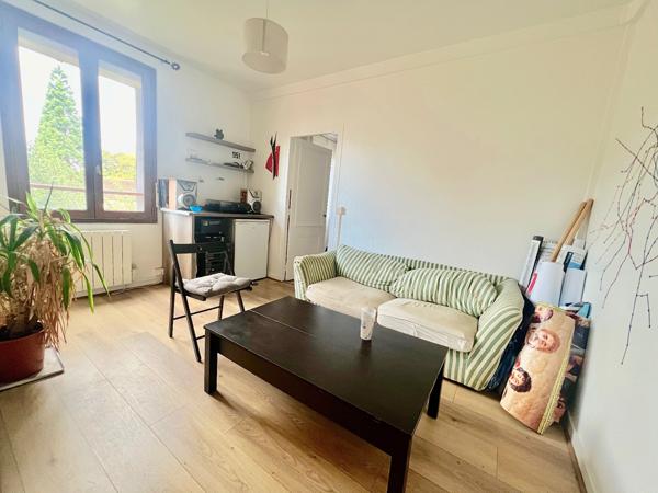 Saint-Denis-Parc de La Légion d'Honneur-T2 avec cave dans un petit immeuble sur cour