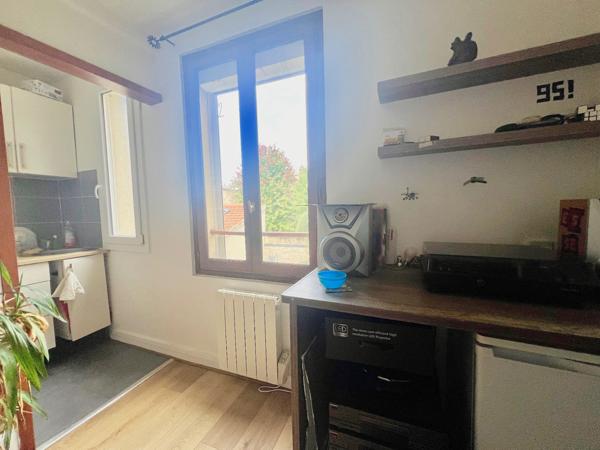 Saint-Denis-Parc de La Légion d'Honneur-T2 avec cave dans un petit immeuble sur cour