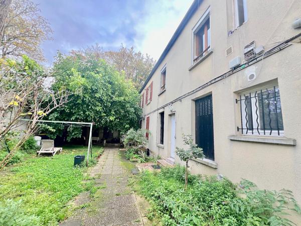 Saint-Denis-Parc de La Légion d'Honneur-T2 avec cave dans un petit immeuble sur cour