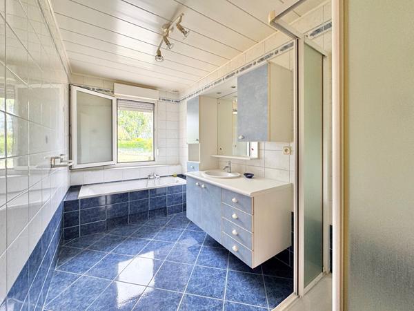 Véritable pavillon individuel de plain-pied en impasse / climatisé / Garage et jardin