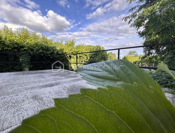A vendre 5min sortie péage autoroute Damazan, au cœur de la Nouvelle Aquitaine, bien immobilier à usage d'habitation ou investissement. 
En osmose avec son village historique, venez profiter de cette maison pierre proche canal, commodités, commerces et établissements scolaires. 
La maison vous surprend autant par son espace intérieur et extérieur que par son potentiel. 
Vous pouvez profiter :
- de prestations très appréciées comme : cuisine, salle d'eau wc, raccordement au tout à l'égout, chauffage individuel...
- de l'espace : nombreuses pièces, cave, terrasses avec vues...
L'opportunité que vous offre ce ce lieu unique vous permet de réaliser toutes vos envies dès à présent.
Affaire à saisir :)