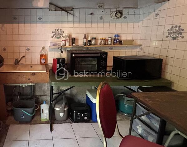A vendre 5min sortie péage autoroute Damazan, au cœur de la Nouvelle Aquitaine, bien immobilier à usage d'habitation ou investissement. 
En osmose avec son village historique, venez profiter de cette maison pierre proche canal, commodités, commerces et établissements scolaires. 
La maison vous surprend autant par son espace intérieur et extérieur que par son potentiel. 
Vous pouvez profiter :
- de prestations très appréciées comme : cuisine, salle d'eau wc, raccordement au tout à l'égout, chauffage individuel...
- de l'espace : nombreuses pièces, cave, terrasses avec vues...
L'opportunité que vous offre ce ce lieu unique vous permet de réaliser toutes vos envies dès à présent.
Affaire à saisir :)
