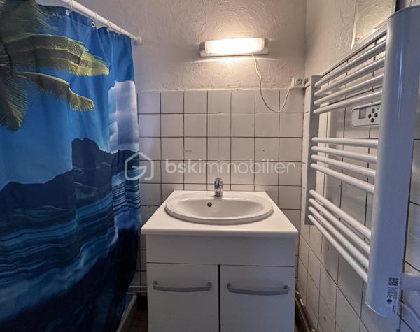 A vendre 5min sortie péage autoroute Damazan, au cœur de la Nouvelle Aquitaine, bien immobilier à usage d'habitation ou investissement. 
En osmose avec son village historique, venez profiter de cette maison pierre proche canal, commodités, commerces et établissements scolaires. 
La maison vous surprend autant par son espace intérieur et extérieur que par son potentiel. 
Vous pouvez profiter :
- de prestations très appréciées comme : cuisine, salle d'eau wc, raccordement au tout à l'égout, chauffage individuel...
- de l'espace : nombreuses pièces, cave, terrasses avec vues...
L'opportunité que vous offre ce ce lieu unique vous permet de réaliser toutes vos envies dès à présent.
Affaire à saisir :)