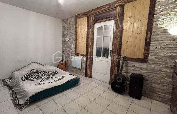 A vendre 5min sortie péage autoroute Damazan, au cœur de la Nouvelle Aquitaine, bien immobilier à usage d'habitation ou investissement. 
En osmose avec son village historique, venez profiter de cette maison pierre proche canal, commodités, commerces et établissements scolaires. 
La maison vous surprend autant par son espace intérieur et extérieur que par son potentiel. 
Vous pouvez profiter :
- de prestations très appréciées comme : cuisine, salle d'eau wc, raccordement au tout à l'égout, chauffage individuel...
- de l'espace : nombreuses pièces, cave, terrasses avec vues...
L'opportunité que vous offre ce ce lieu unique vous permet de réaliser toutes vos envies dès à présent.
Affaire à saisir :)