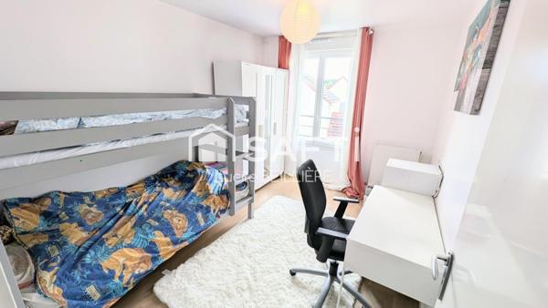 À Ballainvilliers, maison de 87 m² (T4) sur une parcelle de 101 m² avec box.