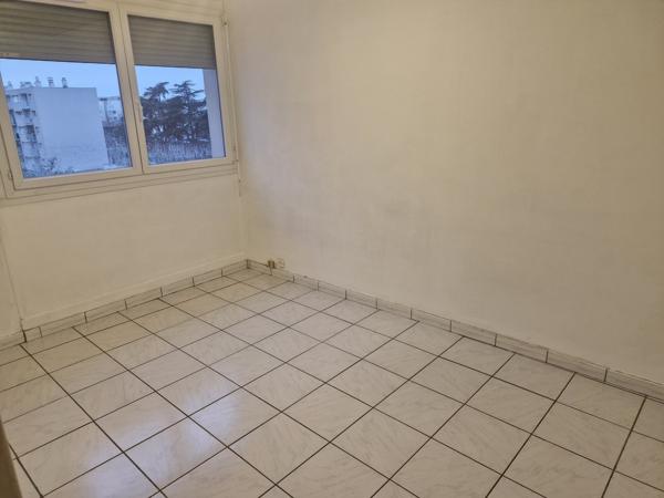 BRON APPARTEMENT T2 avec parking privatif