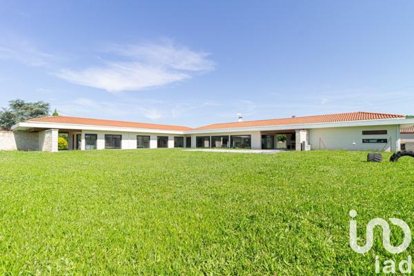 Maison traditionnelle 5 pièces de 233 m² à Pommevic (82400)