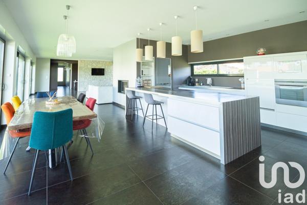 Maison traditionnelle 5 pièces de 233 m² à Pommevic (82400)