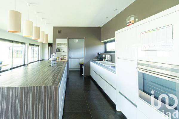 Maison traditionnelle 5 pièces de 233 m² à Pommevic (82400)