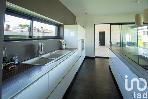 Maison traditionnelle 5 pièces de 233 m² à Pommevic (82400)