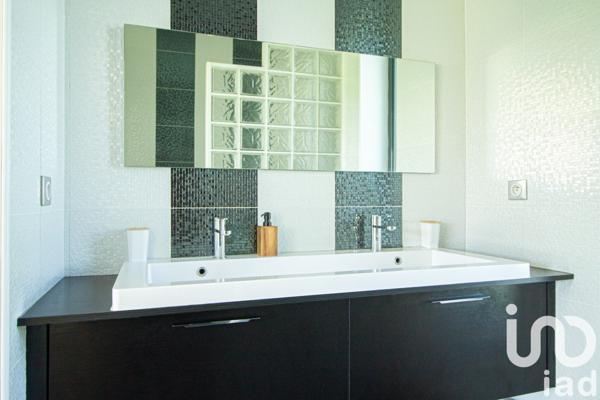 Maison traditionnelle 5 pièces de 233 m² à Pommevic (82400)