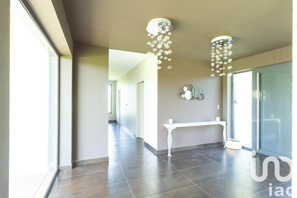 Maison traditionnelle 5 pièces de 233 m² à Pommevic (82400)