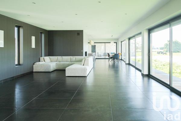 Maison traditionnelle 5 pièces de 233 m² à Pommevic (82400)