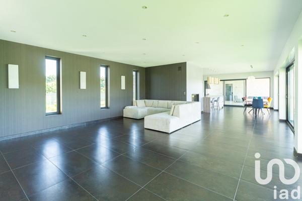 Maison traditionnelle 5 pièces de 233 m² à Pommevic (82400)