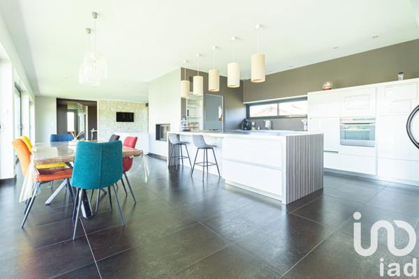 Maison traditionnelle 5 pièces de 233 m² à Pommevic (82400)