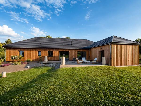 Vente                                                      Maison
                        
                     7 pièces                      198 m2                     à Lagraulière