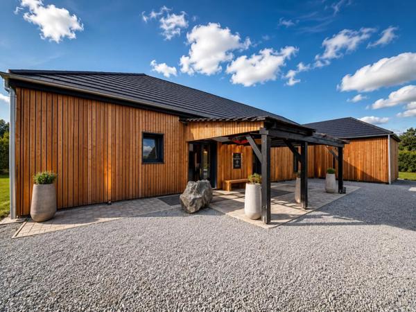 Vente                                                      Maison
                        
                     7 pièces                      198 m2                     à Lagraulière