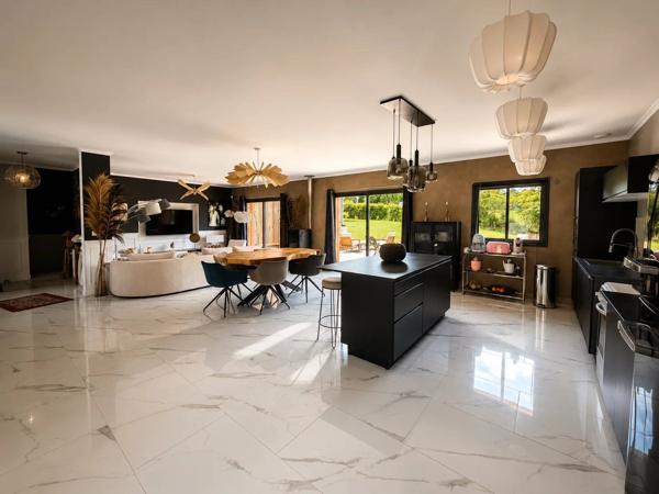 Vente                                                      Maison
                        
                     7 pièces                      198 m2                     à Lagraulière