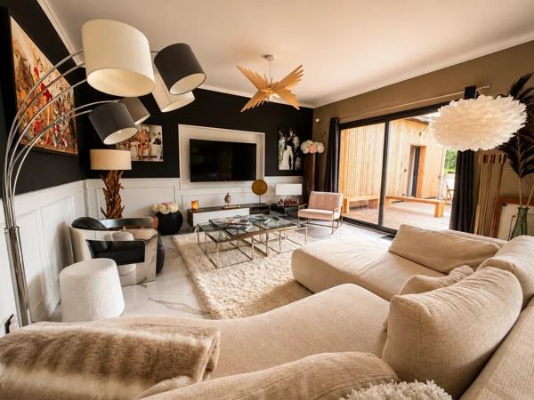 Vente                                                      Maison
                        
                     7 pièces                      198 m2                     à Lagraulière