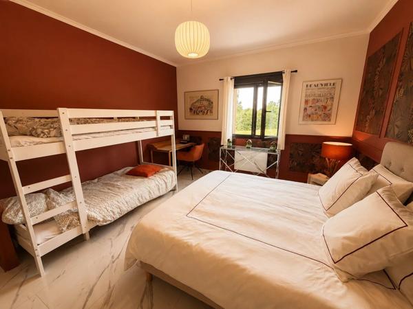 Vente                                                      Maison
                        
                     7 pièces                      198 m2                     à Lagraulière