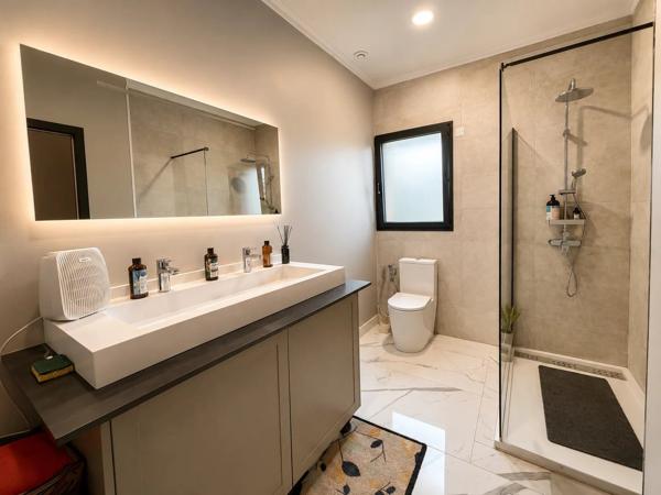 Vente                                                      Maison
                        
                     7 pièces                      198 m2                     à Lagraulière