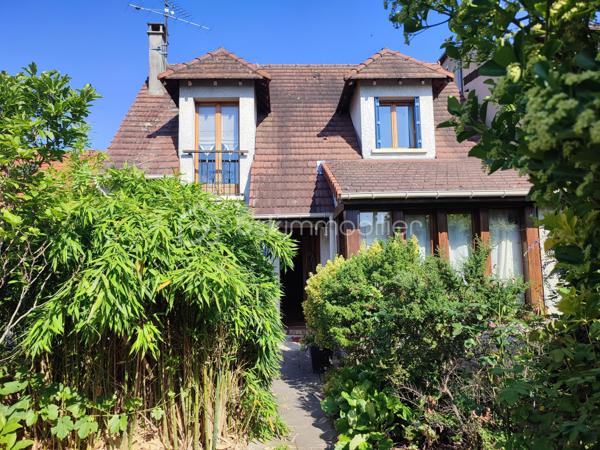 Dans quartier pavillonnaire calme, proche de toutes commodités, MAISON INDIVIDUELLE (117.25 m² au sol) comprenant au rez-de-chaussée: Séjour de 35 m² donnant sur terrasse / jardin, cuisine équipée avec espace repas, buanderie et wc. A l'étage: 3 chambres, salle d'eau (à finaliser) et salle de bain avec douche et wc. Le tout sur un terrain de 357 m² avec dépendance en fond de parcelle.