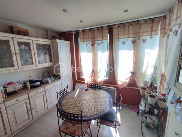 Dans quartier pavillonnaire calme, proche de toutes commodités, MAISON INDIVIDUELLE (117.25 m² au sol) comprenant au rez-de-chaussée: Séjour de 35 m² donnant sur terrasse / jardin, cuisine équipée avec espace repas, buanderie et wc. A l'étage: 3 chambres, salle d'eau (à finaliser) et salle de bain avec douche et wc. Le tout sur un terrain de 357 m² avec dépendance en fond de parcelle.