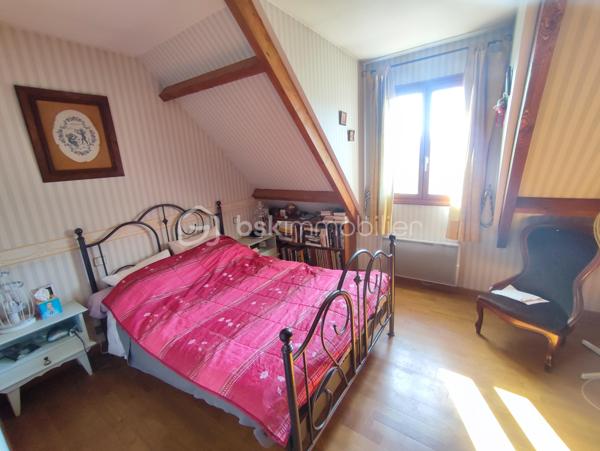 Dans quartier pavillonnaire calme, proche de toutes commodités, MAISON INDIVIDUELLE (117.25 m² au sol) comprenant au rez-de-chaussée: Séjour de 35 m² donnant sur terrasse / jardin, cuisine équipée avec espace repas, buanderie et wc. A l'étage: 3 chambres, salle d'eau (à finaliser) et salle de bain avec douche et wc. Le tout sur un terrain de 357 m² avec dépendance en fond de parcelle.