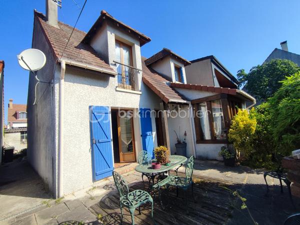 Dans quartier pavillonnaire calme, proche de toutes commodités, MAISON INDIVIDUELLE (117.25 m² au sol) comprenant au rez-de-chaussée: Séjour de 35 m² donnant sur terrasse / jardin, cuisine équipée avec espace repas, buanderie et wc. A l'étage: 3 chambres, salle d'eau (à finaliser) et salle de bain avec douche et wc. Le tout sur un terrain de 357 m² avec dépendance en fond de parcelle.