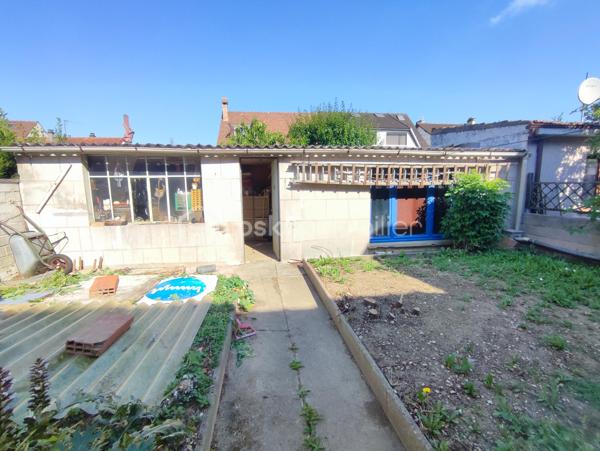Dans quartier pavillonnaire calme, proche de toutes commodités, MAISON INDIVIDUELLE (117.25 m² au sol) comprenant au rez-de-chaussée: Séjour de 35 m² donnant sur terrasse / jardin, cuisine équipée avec espace repas, buanderie et wc. A l'étage: 3 chambres, salle d'eau (à finaliser) et salle de bain avec douche et wc. Le tout sur un terrain de 357 m² avec dépendance en fond de parcelle.
