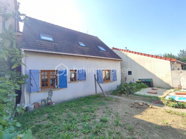 Dans quartier pavillonnaire calme, proche de toutes commodités, MAISON INDIVIDUELLE (117.25 m² au sol) comprenant au rez-de-chaussée: Séjour de 35 m² donnant sur terrasse / jardin, cuisine équipée avec espace repas, buanderie et wc. A l'étage: 3 chambres, salle d'eau (à finaliser) et salle de bain avec douche et wc. Le tout sur un terrain de 357 m² avec dépendance en fond de parcelle.