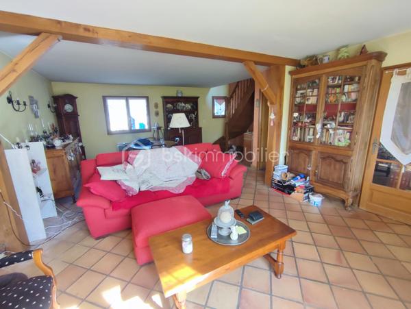 Dans quartier pavillonnaire calme, proche de toutes commodités, MAISON INDIVIDUELLE (117.25 m² au sol) comprenant au rez-de-chaussée: Séjour de 35 m² donnant sur terrasse / jardin, cuisine équipée avec espace repas, buanderie et wc. A l'étage: 3 chambres, salle d'eau (à finaliser) et salle de bain avec douche et wc. Le tout sur un terrain de 357 m² avec dépendance en fond de parcelle.