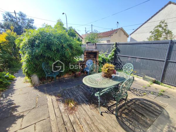 Dans quartier pavillonnaire calme, proche de toutes commodités, MAISON INDIVIDUELLE (117.25 m² au sol) comprenant au rez-de-chaussée: Séjour de 35 m² donnant sur terrasse / jardin, cuisine équipée avec espace repas, buanderie et wc. A l'étage: 3 chambres, salle d'eau (à finaliser) et salle de bain avec douche et wc. Le tout sur un terrain de 357 m² avec dépendance en fond de parcelle.