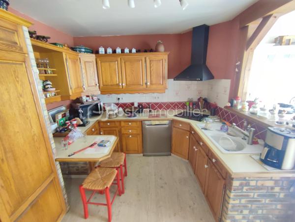 Dans quartier pavillonnaire calme, proche de toutes commodités, MAISON INDIVIDUELLE (117.25 m² au sol) comprenant au rez-de-chaussée: Séjour de 35 m² donnant sur terrasse / jardin, cuisine équipée avec espace repas, buanderie et wc. A l'étage: 3 chambres, salle d'eau (à finaliser) et salle de bain avec douche et wc. Le tout sur un terrain de 357 m² avec dépendance en fond de parcelle.