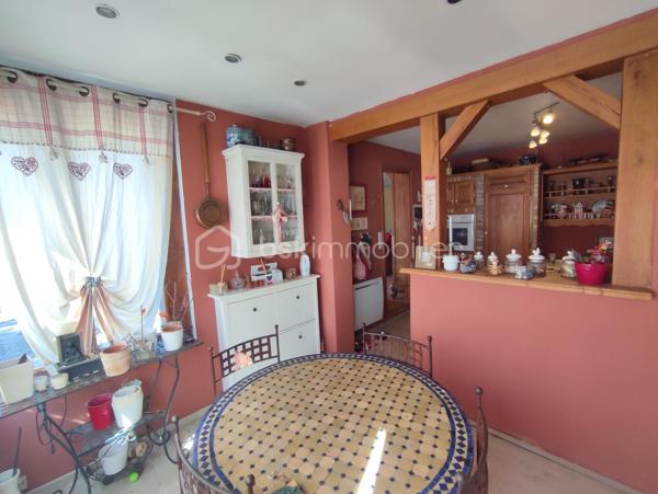 Dans quartier pavillonnaire calme, proche de toutes commodités, MAISON INDIVIDUELLE (117.25 m² au sol) comprenant au rez-de-chaussée: Séjour de 35 m² donnant sur terrasse / jardin, cuisine équipée avec espace repas, buanderie et wc. A l'étage: 3 chambres, salle d'eau (à finaliser) et salle de bain avec douche et wc. Le tout sur un terrain de 357 m² avec dépendance en fond de parcelle.