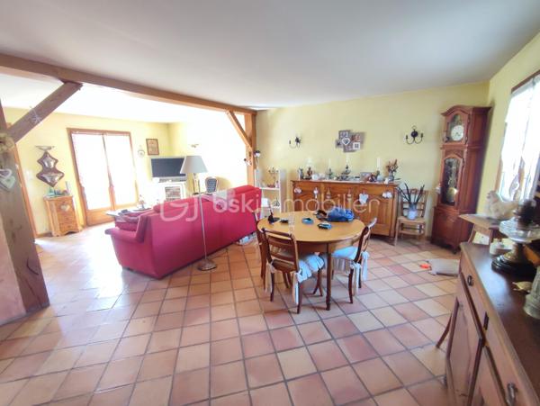 Dans quartier pavillonnaire calme, proche de toutes commodités, MAISON INDIVIDUELLE (117.25 m² au sol) comprenant au rez-de-chaussée: Séjour de 35 m² donnant sur terrasse / jardin, cuisine équipée avec espace repas, buanderie et wc. A l'étage: 3 chambres, salle d'eau (à finaliser) et salle de bain avec douche et wc. Le tout sur un terrain de 357 m² avec dépendance en fond de parcelle.
