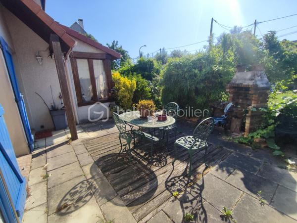 Dans quartier pavillonnaire calme, proche de toutes commodités, MAISON INDIVIDUELLE (117.25 m² au sol) comprenant au rez-de-chaussée: Séjour de 35 m² donnant sur terrasse / jardin, cuisine équipée avec espace repas, buanderie et wc. A l'étage: 3 chambres, salle d'eau (à finaliser) et salle de bain avec douche et wc. Le tout sur un terrain de 357 m² avec dépendance en fond de parcelle.