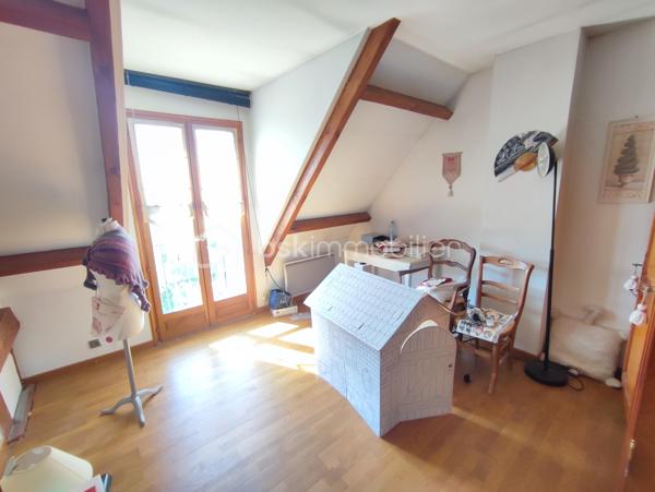 Dans quartier pavillonnaire calme, proche de toutes commodités, MAISON INDIVIDUELLE (117.25 m² au sol) comprenant au rez-de-chaussée: Séjour de 35 m² donnant sur terrasse / jardin, cuisine équipée avec espace repas, buanderie et wc. A l'étage: 3 chambres, salle d'eau (à finaliser) et salle de bain avec douche et wc. Le tout sur un terrain de 357 m² avec dépendance en fond de parcelle.