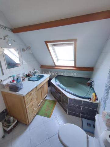 Dans quartier pavillonnaire calme, proche de toutes commodités, MAISON INDIVIDUELLE (117.25 m² au sol) comprenant au rez-de-chaussée: Séjour de 35 m² donnant sur terrasse / jardin, cuisine équipée avec espace repas, buanderie et wc. A l'étage: 3 chambres, salle d'eau (à finaliser) et salle de bain avec douche et wc. Le tout sur un terrain de 357 m² avec dépendance en fond de parcelle.