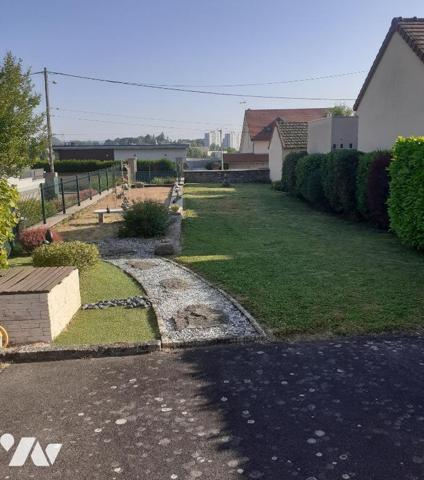 maison avec grand terrain de 1800m2 avec bassin