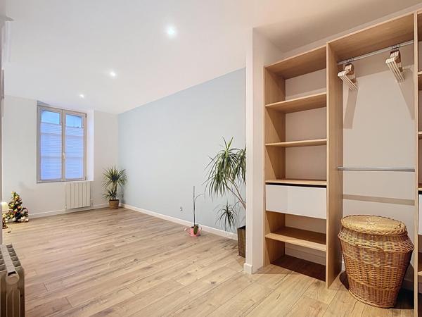 BEL APPARTEMENT RÉNOVÉ