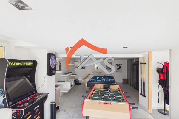 Vente                                                      Villa
                        
                     7 pièces                      198 m2                     à Rive-de-Gier