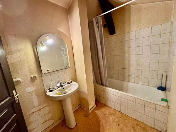 À VENDRE ? Appartement à rénover avec jardin privatif ? Idéal investisseur