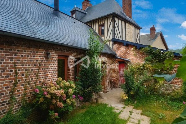 Maison familiale de plus de plus de 215 m² avec salle des fêtes et dépendances.