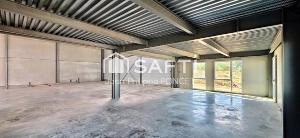 Bâtiment avec bureaux et entrepôt
