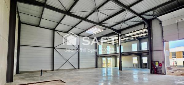 Bâtiment avec bureaux et entrepôt