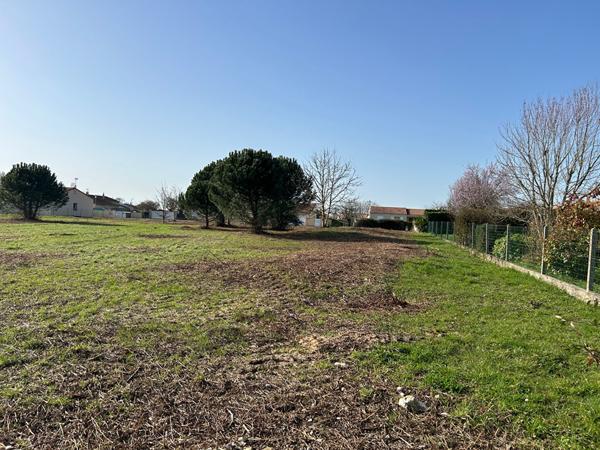 CHAURAY TERRAIN CONSTRUCTIBLE 1226 M², Chauray 79180