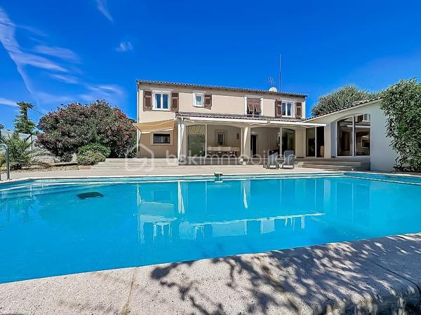 *** MAGNIFIQUE VILLA T7 DE 222 m² AVEC PISCINE - CASTRIES ***

Dans un environnement calme et idéalement située à proximité du centre du village de Castries, venez découvrir cette magnifique villa T7 de 222 m² habitables, parfaitement entretenue, implantée sur une belle parcelle arborée de 830 m².

Construite en 1983 et entretenue avec soin par son unique propriétaire depuis l’origine, cette propriété offre un cadre de vie agréable et de nombreuses possibilités d’aménagement.

La maison bénéficie d’une configuration particulièrement intéressante avec deux espaces de vie répartis sur deux niveaux.

Elle peut ainsi être conservée comme une grande maison familiale ou permettre la création de deux espaces d’habitation indépendants avec entrées distinctes, idéale pour accueillir deux familles, exercer une profession libérale ou réaliser un investissement locatif.

Au rez-de-chaussée, vous découvrirez une grande et agréable véranda climatisée donnant directement sur la piscine, une grande cuisine indépendante, deux chambres disposant chacune de leur propre salle d’eau, une buanderie, un dressing, un WC indépendant ainsi qu’un espace pouvant servir de garage.

À l’étage, la maison se compose d’une entrée avec un grand placard, d’un séjour-salon lumineux, d’une cuisine indépendante, de trois chambres avec placards, d’une salle de bains ainsi que d’un WC indépendant.

À l’extérieur, vous profiterez d’une magnifique piscine au chlore de 5 m x 10 m, exposée plein sud.

Le jardin dispose également d’un store banne motorisé au niveau de la véranda, d’un système d’arrosage, d’un carport, d’un portail motorisé, d’un espace de stockage pour le bois ainsi que d’un atelier dédié au bricolage.

Des travaux sont à prévoir. 

CONFORT ET ÉQUIPEMENTS

Isolation refaite avec environ 30 cm de ouate de cellulose, DPE classé B, fenêtres en double vitrage PVC et bois, climatisation réversible, cheminée fonctionnelle et récemment ramonée, store banne motorisé, panneaux photovoltaïques, portail motorisé, terrain arboré et sans vis-à-vis, exposition plein sud, aucune mitoyenneté, voisinage agréable.

Taxe foncière : environ 3 200 €

Idéalement située, la maison se trouve à proximité de toutes les commodités, des écoles, des transports et des commerces.

Une vidéo du bien est disponible sur demande.

À découvrir sans tarder !